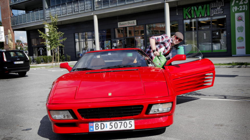 KIWI FERRARI: Ved hjelp av Kiwi-garantien p� frukt og gr�nt har 18-�rige Ulrik Ask Fossum spart penger til � kj�pe sin egen Ferrari. 
Foto: Jon Terje Hellgren Hansen / Dagbladet