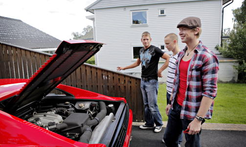 KRAFTPLUGG: Ulrik Ask Fossum har spart seg til en skikkelig kraftplugg. Den r�de Ferrarien har nemlig 300 spreke hester i hekken.
Foto: Jon Terje Hellgren Hansen / Dagbladet