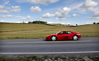 STILIG: En r�d Ferrari kler godt landskapet utenfor Askim.  Foto: Jon Terje Hellgren Hansen / Dagbladet