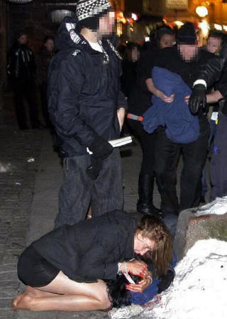 KAOS: Det br�t ut totalt kaos i bunnen av Karl Johan natt til 28. februar 2009, da flere hundre festende ungdommer skulle hjem fra byen og en serie pistolskudd ble avfyrt inn i folkemengden. En 23-�ring er n� tiltalt for � ha skutt tre menn den natta. Her f�r en skadd kvinne hjelp av vitner. Foto: ROGERIO SNARLI