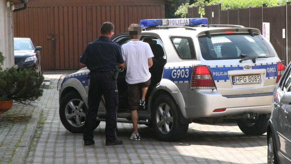 F�RES VEKK i H�NDJERN: Den 36 �r gamle franskmannen er n� formelt siktet for overlagt drap p� den norske samboeren sin. Her blir han f�rt ut av kontorene til statsadvokaten i Nowy Sacz.  FOTO: ASBJ�RN SVARSTAD / Dagbladet