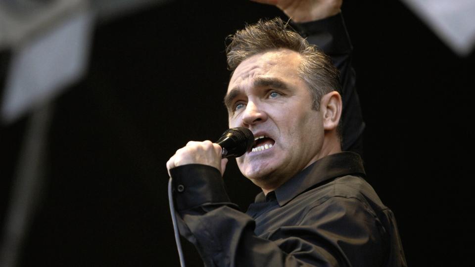 SINT:  Artisten Morrissey, best kjent fra bandet The Smiths, er sint over de britiske vaktenes bruk av bj�rnepels. Foto: Scanpix