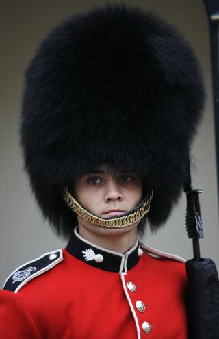 PELS:  Dette er hattene laget av bj�rnepels som de britiske vaktene bruker. Foto: Scanpix