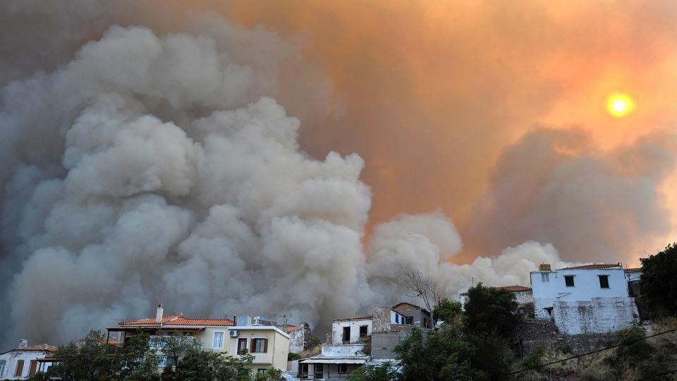 R�YK: R�yken la seg tett over landsbyen Maratokampo p� Samos. Foto: EPA/Michael Anhaeuser/Scanpix