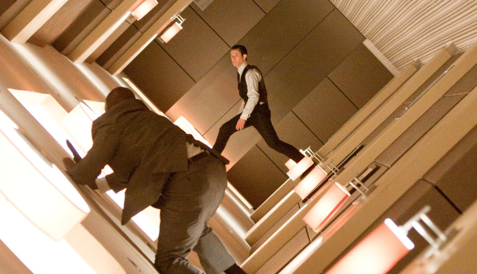 FUCK FYSIKK: Joseph Gordon-Levitt bryr seg ikke s� mye om tyngdekraften i �Inception�. Da var det litt verre da han krasjet med sykkelen sin i en taxi i helga.