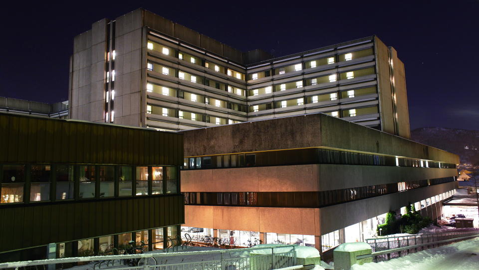 SKREMMENDE OPPLEVELSE: Et par ble forsl�tt og forskrekket da en heis raste fire etasjer p� Haukeland universitetssykehus i dag.
FOTO: PAUL S. AMUNDSEN