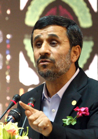 MUSIKKHATER 2: I Iran m� regjeringen adlyde Khameneis uttalelser. Men det vil trolig ikke v�re et problem for landets president, Mahmoud Ahmadinejad, som etter valget i 2005 slo hardt ned p� kulturformen. Foto: AFP PHOTO/ATTA KENARE/SCANPIX