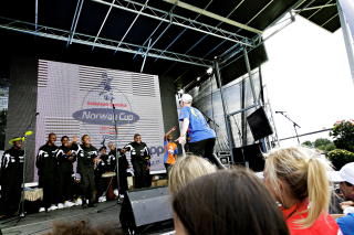 SANG OG DANS: Soweto Kliptown holder sang og danseoppvisning p� Norway Cup. Foto: Kristian Ridder-Nielsen / Dagbladet