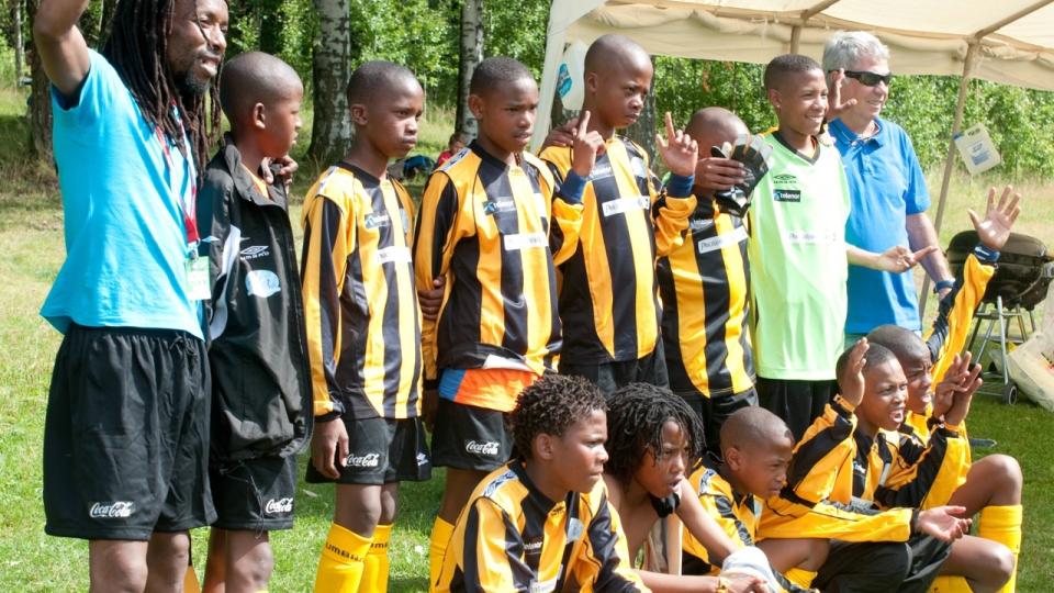 SOWETO KLIPTOWN YOUT: Erik Drillo Olsen (st�ende helt til h�yre) ga lagleder Bob Kemeng (t.v) hjelp under kampen mot �mdal-Tokke. Frem til da hadde laget vunnet to kamper p� rad... Foto: Kristian Harby/PictureAid.com