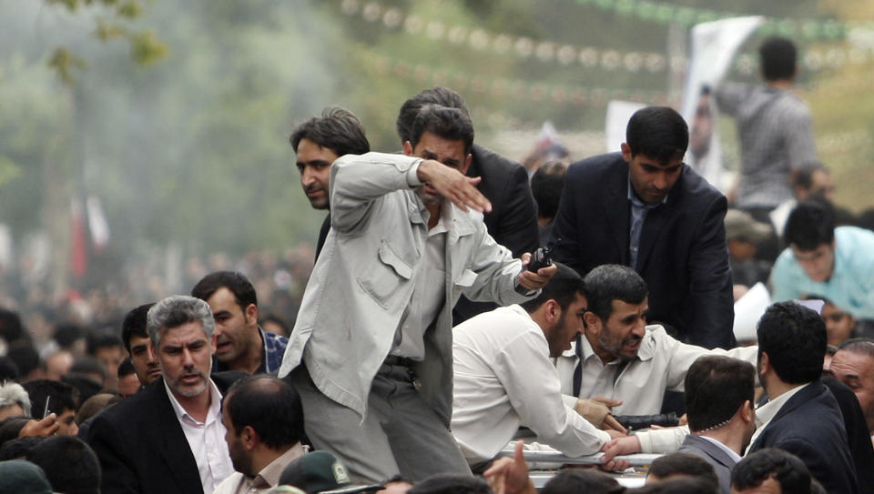 ANGREPET: Ahmadinejad overlevde dagens attentat. Her skvetter presidenten og hans livvakter til da eksplosjonen g�r av. Foto: Reuters/Scanpix