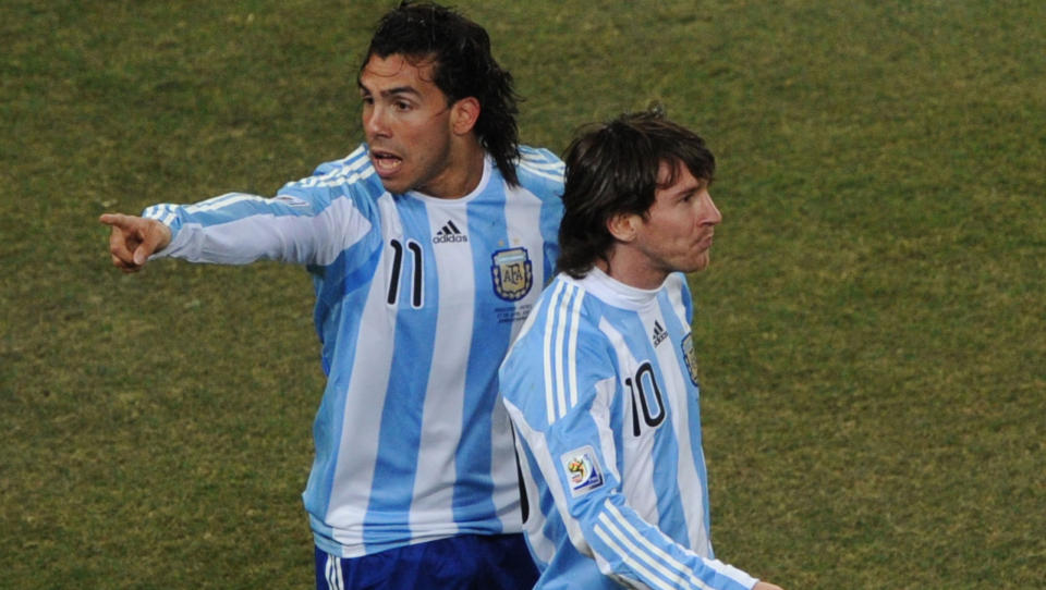 EUROPAS MEST FRYKTEDE SPISS: Lionel Messi er ikke snau i omtalen av Argentina-kompisen Carlos Tevez. AFP/PEDRO UGARTE