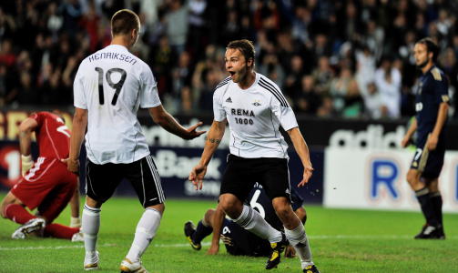 BLIR? Vadim Demidov antydet i TV-intervjuet etter kampen at det ser ut som han blir i Rosenborg. Her feirer han 2-0-m�let med Markus Henriksen. Foto: Ned Alley, Scanpix