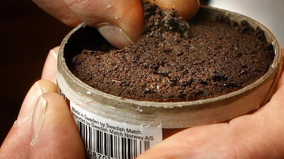 TRUET ARBEIDSGIVER: En ansatt i Simrishamn kommune i Sverige truet med � slenge fra seg snus over alt p� arbeidsplassen, i tillegg til � true personalsjefen etter at han fant ut at det ikke var lov � snuse p� jobben. Foto: Hans A. Vedlog/Dagbladet