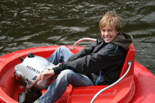 I BÅT: Albin koser seg på vannet. I BÅT: Albin koser seg på vannet.