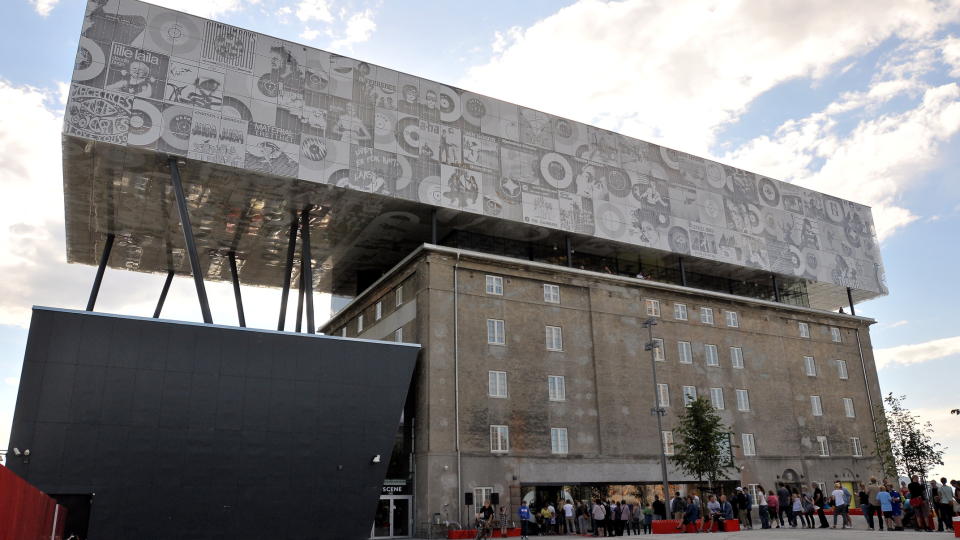  UTE:  Gammel og ny arkitektur, lange k�er under �pningen det etterlengtede rockemuseet. FOTO: NED ALLEY, SCANPIX.