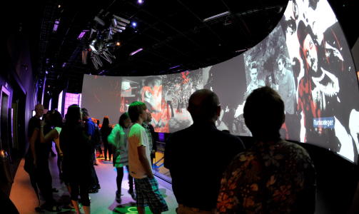  INNE:  Publikum sjekker innholdet p� �pningsdagen. FOTO: NED ALLEY, SCANPIX.