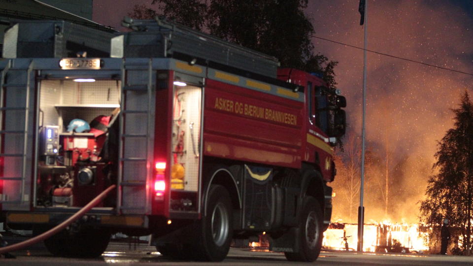  MER URO:  En mann er p�grepet for fros�k p� brannstiftelse p� asylmottaket p� Haslemoen. Uroen der har �kt etter at flere av beboerne fra det nedbrente ventemottaket i Lier (her fra slokkearbeidet) brant ned natt til 7. juli. FOTO: TERJE BENDIKSBY, SCANPIX.