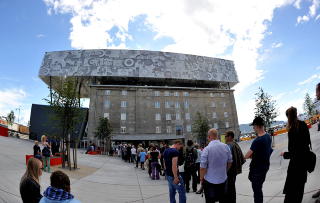 K�: Massivt bes�k da Rockheim �pnet torsdag. Toppen av huset er prydet av 170 albumcovere, gjengittt med 13 000 LED-lys.
Foto: Ned Alley / Scanpix