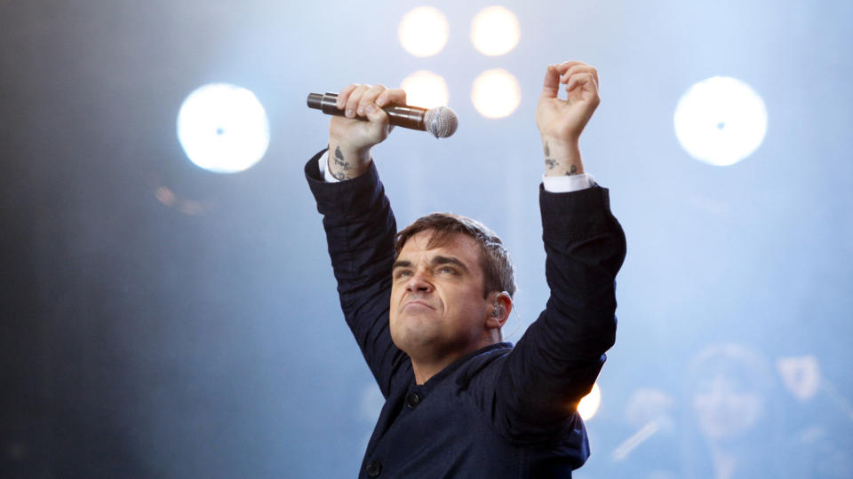 HADDE SEX MED FANS: I den nye Robbie Willams biografien �Robbie Williams: The Biography�, skriver forfatter Sean Smith at artisten ikke lot seg be to ganger n�r kvinnelige fans ville ha sex med ham. REUTERS/Thomas Peter