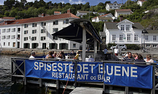 LEKTEREN: Sommer i Ris�r er sj�mat p� lekteren til Spisestedet Buene.Alle foto: Ole C. H. Thomassen