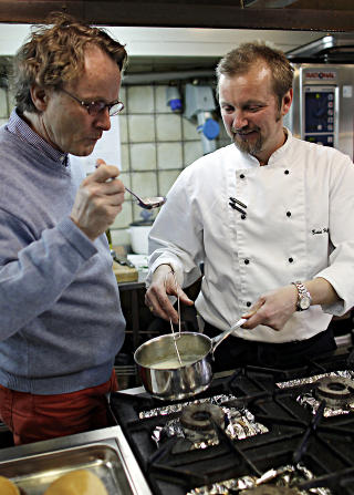 KJ�KKENET: Dag Olav H�dneb� smaker sausen til kj�kkensjef Bosse Hellstr�m.