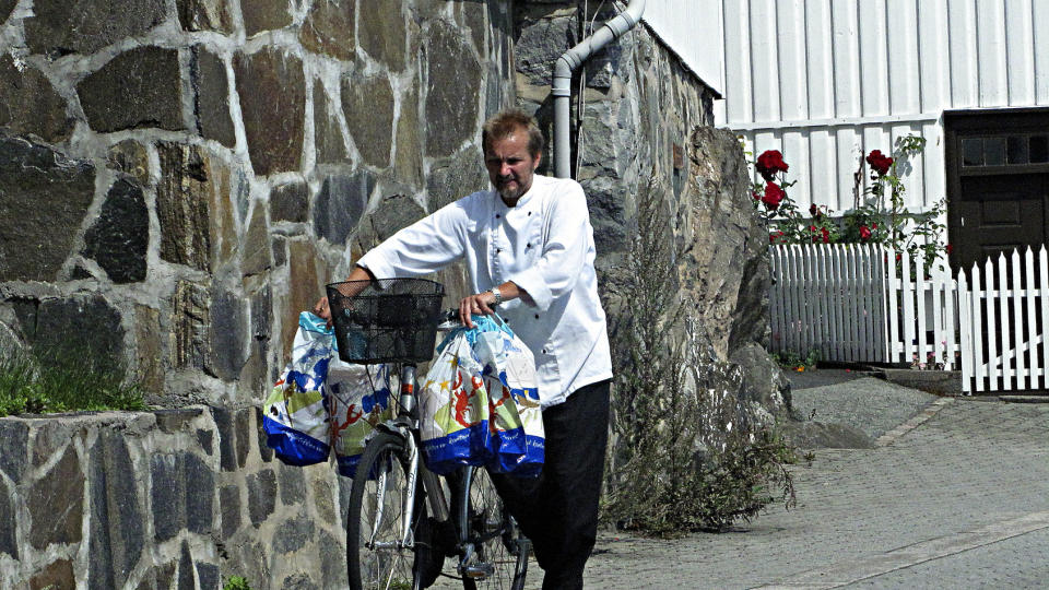 P� FERSKEN: Kj�kkensjef Bosse Hellstr�m p� vei tilbake fra fiskemootaket med dagens fangst i b�reposer p� sykkelstyret. Alle foto: Ole C. H. Thomassen