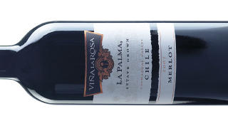 ARBEIDSHEST&bull; Drue 3, Merlot, La Palma 2009, Rapel Valley, Chile, varenr: 13355 (Kat: 4), kr 92,90Merlot-drua gir fruktige viner med r�d til m�rker�d aroma. Kan godt lagres p� eik eller p� st�ltank for � vise de rene fruktige og delikate prim�raromaer. Dette er en arbeidshest, og som er full vare i de fleste av verdens vinland. For ei drue, med sin rike myke frukt, myke tanniner og sjener�se aromaspekter.