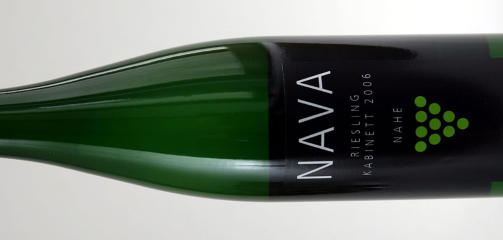H�Y SYRLIGHET&bull; Drue 1, Riesling, Nava Kabinett 2007, Nahe, Tyskland, varenr: 56219 (BU), kr 79,90Riesling-drua er i stand til � reflektere hvor den dyrkes i st�rre grad enn mange andre druer. Riesling har h�y syrlighet og evne til � produsere mye druesukker. Dette medf�rer at viner av Riesling kan ha mye eller lite restsukker, som igjen vil p�virke alkoholniv�et. Lavt 7 prosent eller h�yt 13,5 prosent.