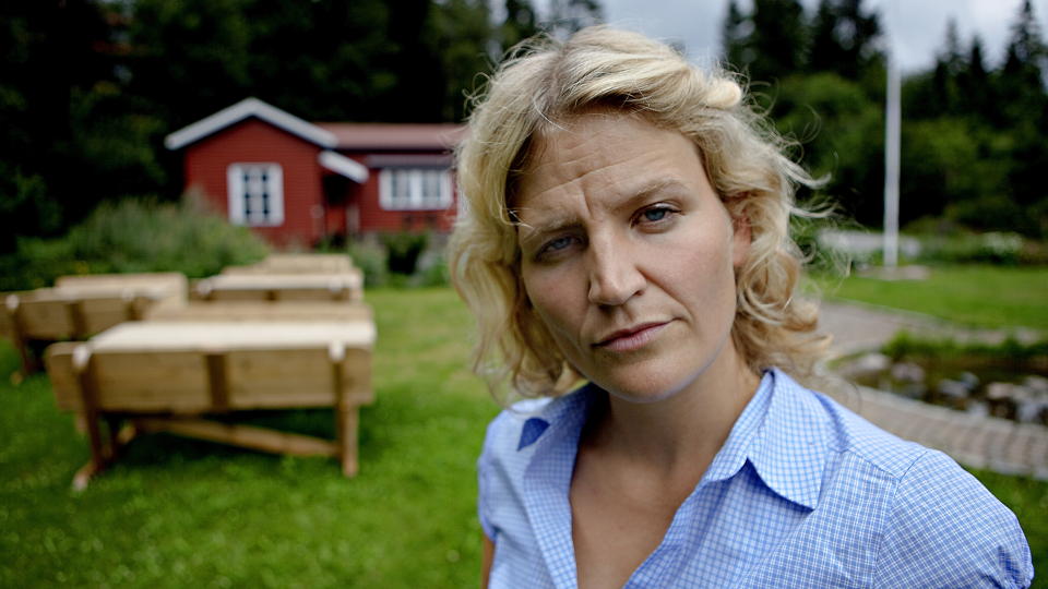 OPPR�RT: Liv Gulbrandsen er daglig leder i Norsk Filmforbund. Hun mener NRK m� ta sin del av ansvaret for at en serie Nordisk Film produserer for kanalen skal ha brudt arbeidsmilj�loven. Her er hun fotografert foran S�rbr�ten velhus der NRK-serien ble spilt inn.
Foto: Lars Eivind Bones / Dagbladet