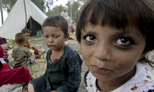 12 MILLIONER BER�RT:  Det verste regnet p� mange ti�r har f�rt til en av de verste katastrofene i Pakistans historie. Foto: AP Photo/Mohammad Sajjad