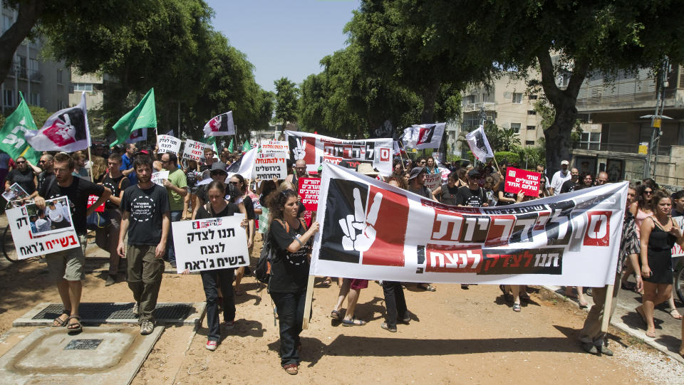 DEMONSTRERER SAMMEN: J�der og palestinere marsjerte i dag i samlet flokk med krav om at det m� bli stans i utkastelsen av palestinere fra deres hjem i �st-Jerusalem. Foto: AFP PHOTO / JACK GUEZ