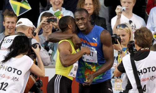 - IKKE USL�ELIG: Usain Bolt ga Tyson Gay en gratulasjonsklem og minnet deretter om at heller ikke han er usl�elig. Foto: Niklas Larsson / Scanpix