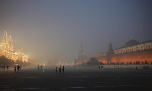 R�DE PLASS:  Moskva er ikke bare rammet av r�yk, men ogs� av h�ye temeraturer. I fredag ble det m�lt 36 grader i den russiske hovedstaden. Foto: AP Photo/Alexander Zemlianichenko