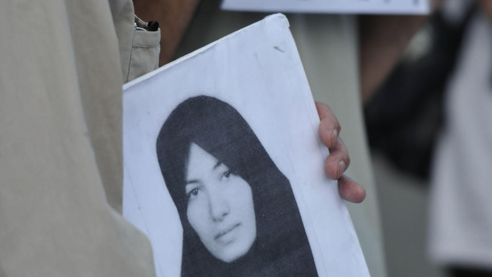  FORSVARER:  Den iranske advokaten Mohammad Mostafaei, som er p� vei til Norge, er kjent som forsvarer for den d�dsd�mte iranske kvinnen (her avbildet p� plakat under en demonstrasjon i London tidligere i uka), som skal bli steinet for utroskap. FOTI: AFP/SCANPIX.
