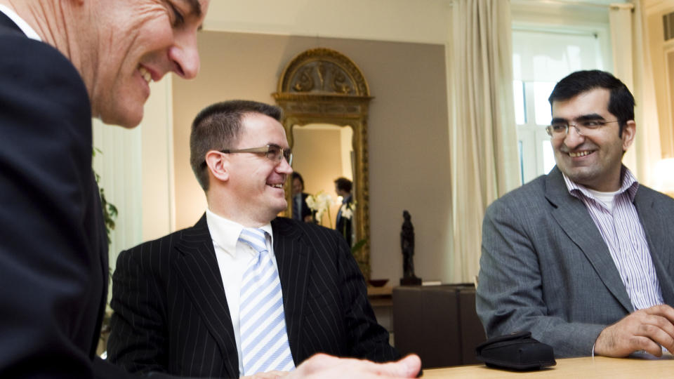 KRITISK: Generalsekret�r Shoaib Sultan i Islamsk R�d Norge (til h�yre) mener omskj�ring av gutter er viktig for trosfriheten. Til venstre utenriksminister Jonas Gahr St�re. Foto: Berit Roald / SCANPIX