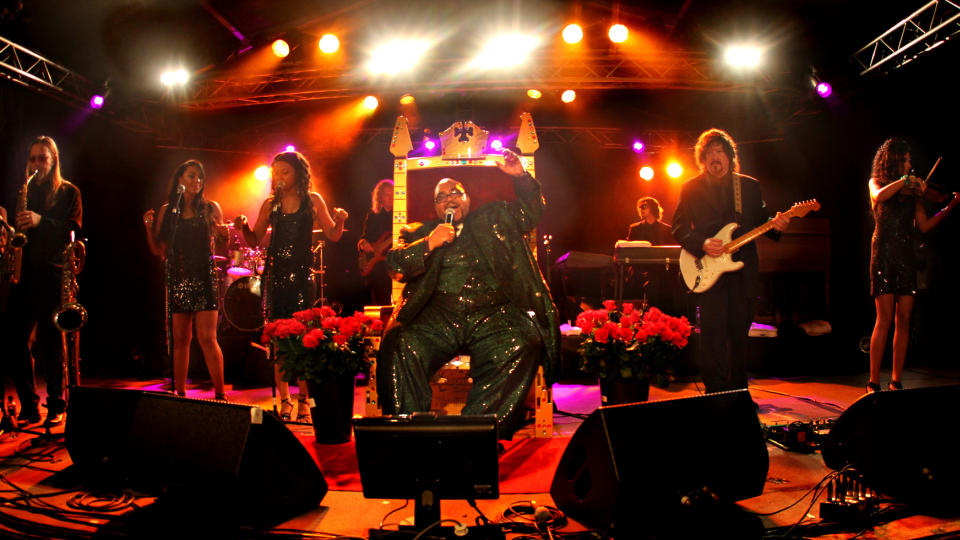 SVETT SOUL: Solomon Burke i kongetronen som ble spesiallagd til hans forrige bes�k p� Notodden for fem �r siden. P� hans h�pyre side, hans syngende datter Candy. FOTO: BJ�RN-OWE HOLMBERG/Dagbladet