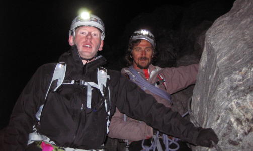 REDNINGSMENN: Simon og en guide rett f�r den vanskelige nedstigningen.
