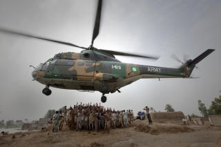 DESPERATE: En eldre mann skal if�lge nyhetsbyr�et Reuters ha greid � kjempe til seg en plass om bord helikopteret som brakte inn pakker med ris. Foto: REUTERS/SCANPIX