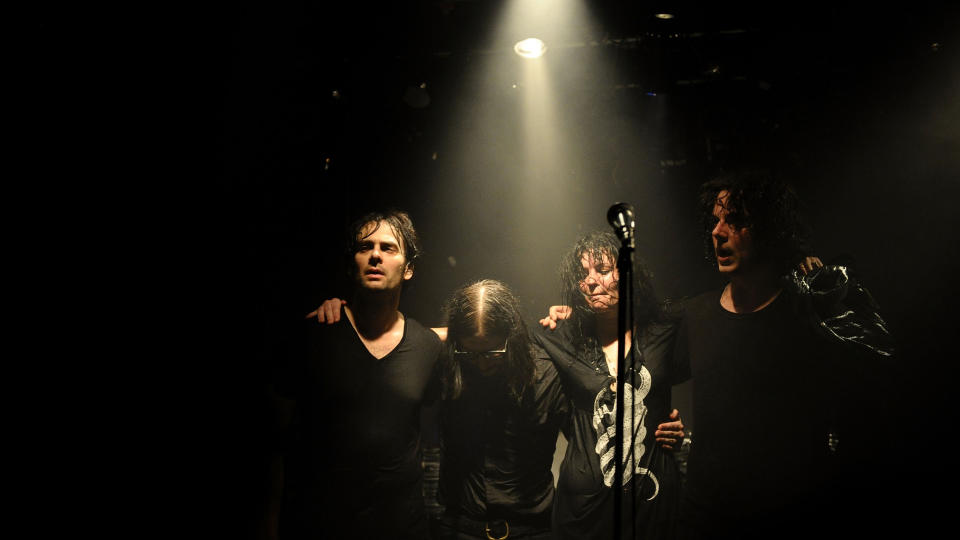 SINT P� PUBLIKUM: Dean Fertita (f.v.), Jack Lawrence, Alison Mosshart and Jack White utgj�r The Dead Weather. Her fra konserten bandet spilte p� Don Hill's i New York tidligere i uka. Foto: Michael Loccisano/Getty Images/AFP/Scanpix