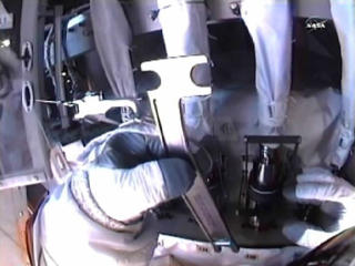 SATT FAST: Astronautene sleit med � l�sne slanger fra den �delagte kj�lepumpen og opplevde en mindre ammoniakklekkasje. Foto: NASA TV