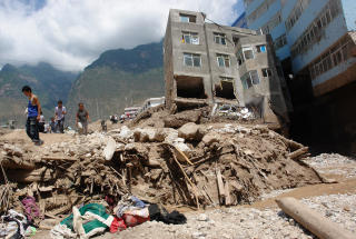 HARDE LEIRMASSER: Hus ble knust, biler forsvant og mer enn 2000 mennesker er savnet i enorme jordras i nordvestlige Kina.  Foto: AP Photo/Xinhua, Gong Zhiyong