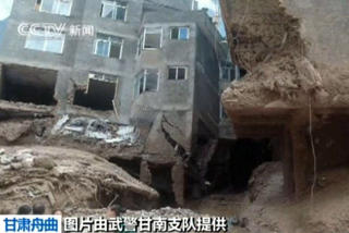 STORE �DELEGGELSER: Store bygninger har rast sammen i regionen Zhouqu. Foto:  AFP PHOTO / HO / CCTV