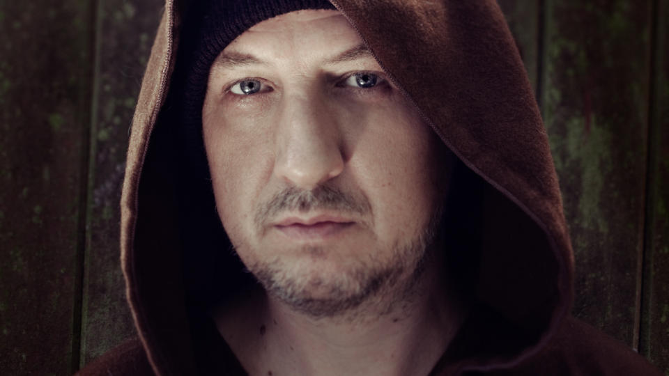 MYSTISK:  Jan Toft har neppe g�tt i kloster, men gj�r seg litt mystisk i munkekappa han poserer i p� coveret til albumet �Alle e aleina�. Men musikken er ikke mystisk. FOTO: WARNER MUSIC