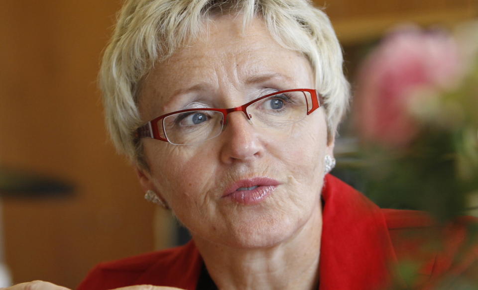 FIKK ARMB�ND:  Som tidligere samferdselsminister mottok Liv Signe Navarsete
et armb�nd i hvitt gull fra da R�kke-eide Aker Yard. Armb�ndet beholdt hun seinere. I dag har hun levert det tilbake. Foto: Morten Holm / SCANPIX