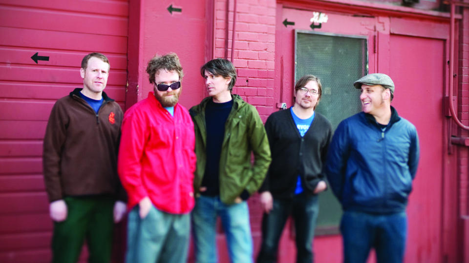 UBESUDLET NOSTALGI: Pavement anno 2010, same besetning som spilte inn det klassiske albumet �Crooked Rain, Crooked Rain� i 1993. Fra venstre Bob Nastanovich, Steve West, front??figur Stephen Malkmus, Mark Ibold og co-grunnlegger Scott Kannberg. ?Foto: The Billions Corporation