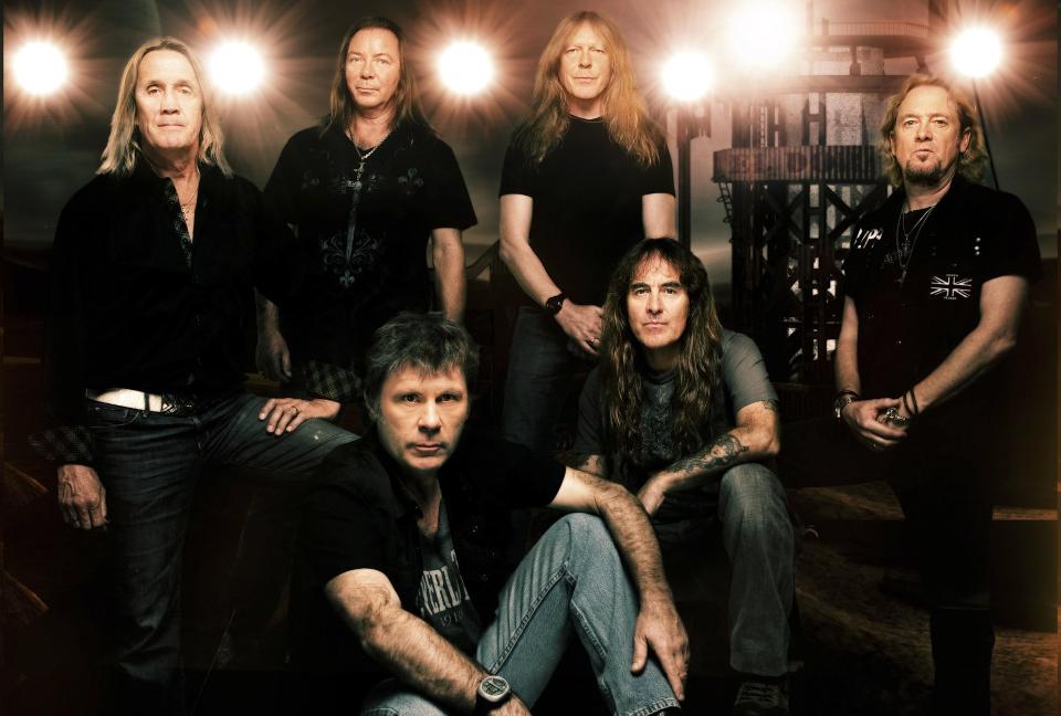 KLARE FOR BERGEN:Bassist Steve Harris i Iron Maiden (foran til h�yre) gleder seg til � treffe det norske publikumet under onsdagens konsert p� Bergenshus festning. Resten av medlemmene er (bak fra venstre) Nicko McBrain, Dave Murray, Janick Gers, Adrian Smith og Bruce Dickinson (foran til venstre). Foto: John McMurtrie/EMI.