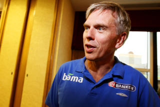 USIKKER: Landslagslege Thor Einar Andersen sier til Dagbladet at de m� se bildene fra MR-unders�kelsen f�r de tar en avgj�relse p� Carew. Foto: Scanpix