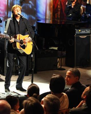 LEVER: Paul McCartney er ikke d�d, slik som �tulledokumentaren� hevder. Her sammen med president Barack Obama i tidligere i sommer. Foto: Scanpix.