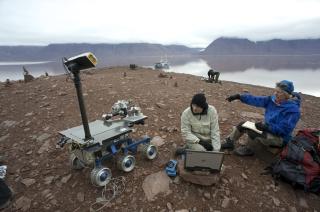 WALL-E-LIKNENDE: Roboter p� hjul, s�kalte rovere, er forel�pig den beste m�ten � granske Mars p�. Foto: Kjell Ove Storvik/AMASE