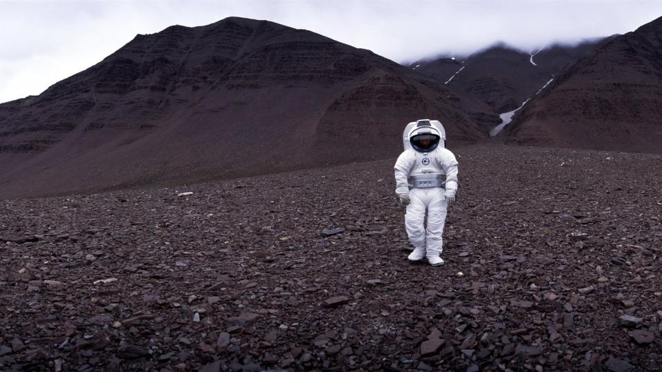 LIV P� �SVALMARS�: En forsker tester ut en astronautdrakt under en AMASE-ekspedisjon til Bockfjorden p� Svalbard i 2006. Slike fors�k kan v�re til god hjelp n�r draktene til ekte Mars-turer skal designes. Foto: KJELL OVE STORVIK/AMASE